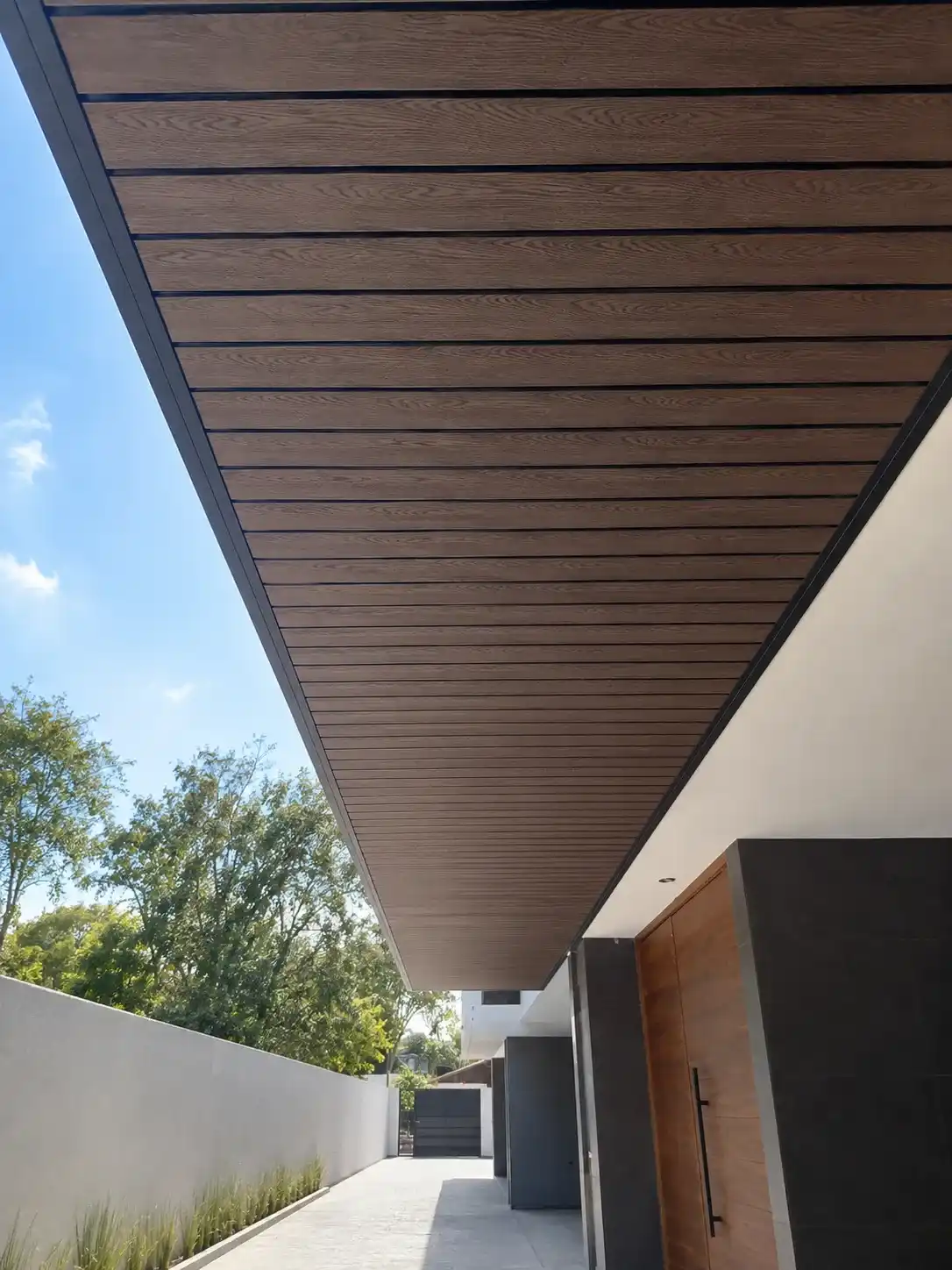 Instalación de madera sintética para techos en León Guanajuato